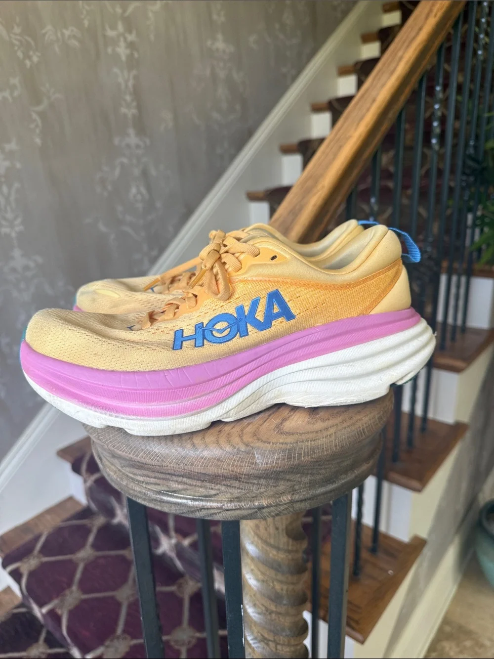 HOKA women’s BONDI 8 running shoe good condition size 8 1/2